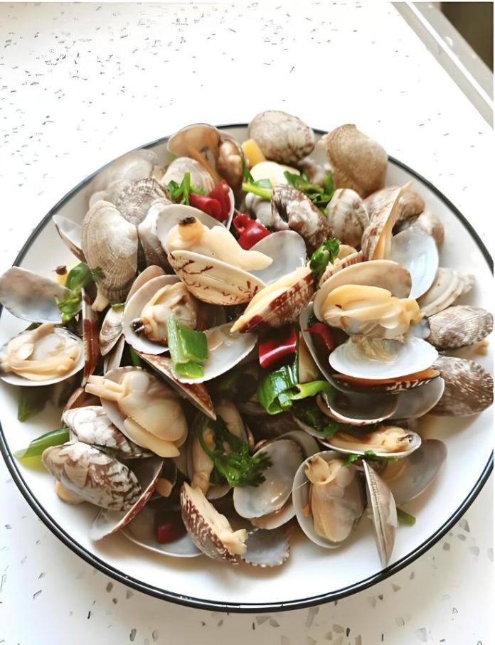Spicy Stir-Fried Clams